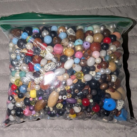 $1 with Bundle ~ Mixed Bead Grab Bag 4688 - Picture 1 of 2